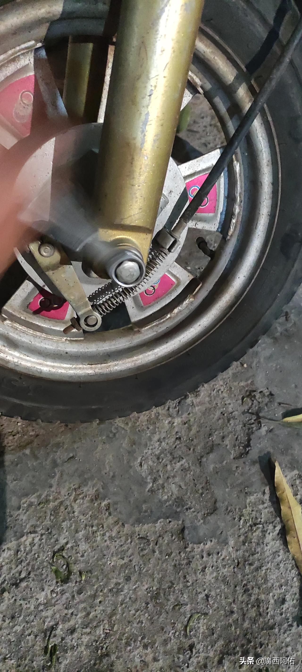 刚收拾完东西准备回家电动车的轮胎爆了