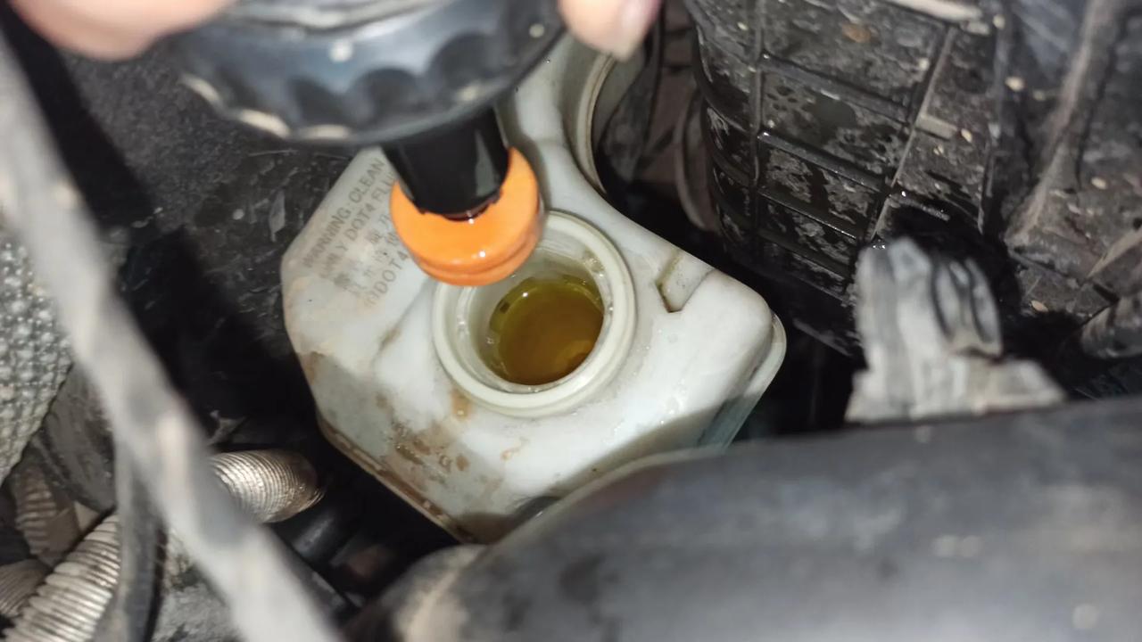 机油格,空调格,空气格 更换刹车油:变质发黑含水量超标 试车感受:保养
