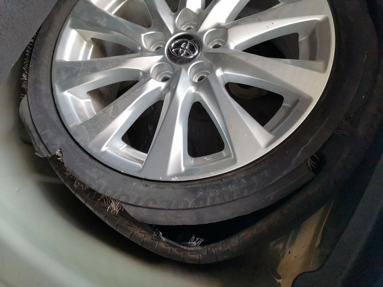 凯美瑞提车半个月,行车里程800多公里,高速爆胎你们有遇到过