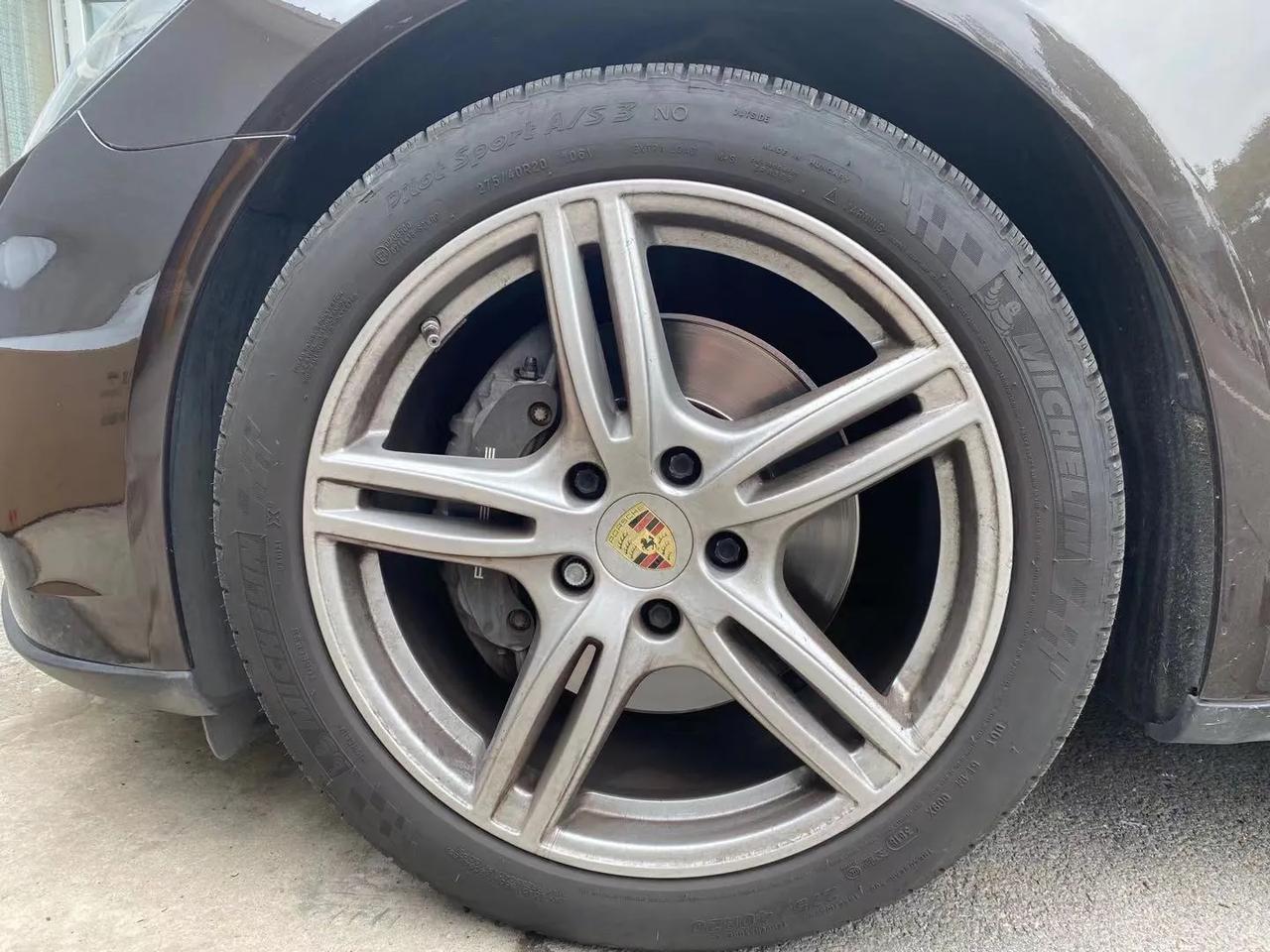 保时捷帕拉梅拉制动卡钳改色保持原厂卡钳原厂片本来应该是黄色卡钳