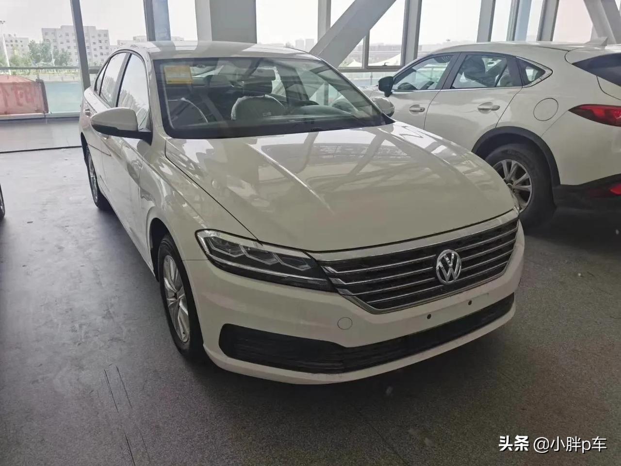 朗逸plus指导价129400白色优惠32000裸07115