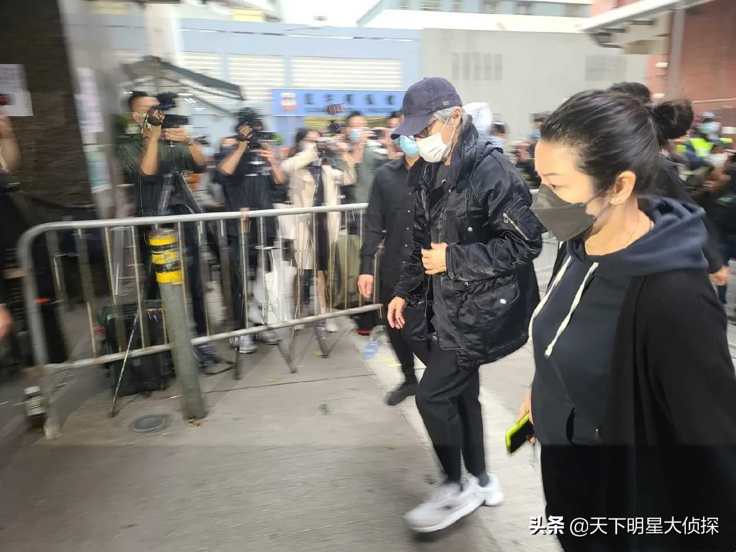 现身|周星驰低调现身吴孟达设灵仪式 星爷包裹严实满头白发显憔悴