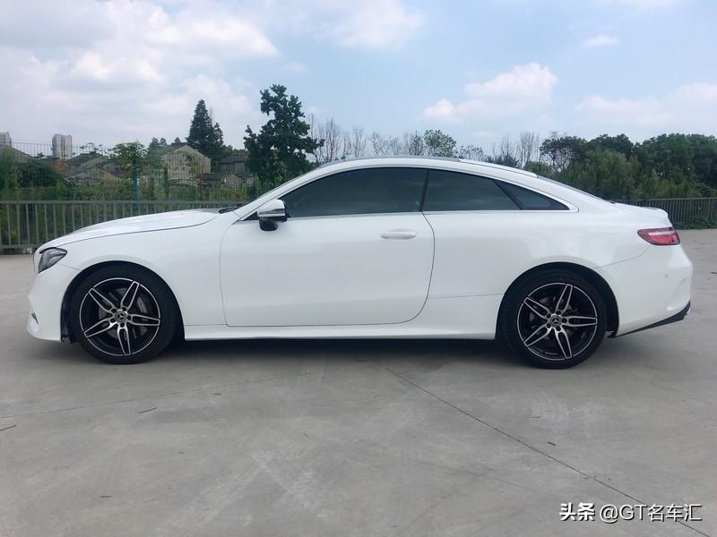 奔驰e300轿跑车型:跑车车体颜色:雪山白上牌时间:20