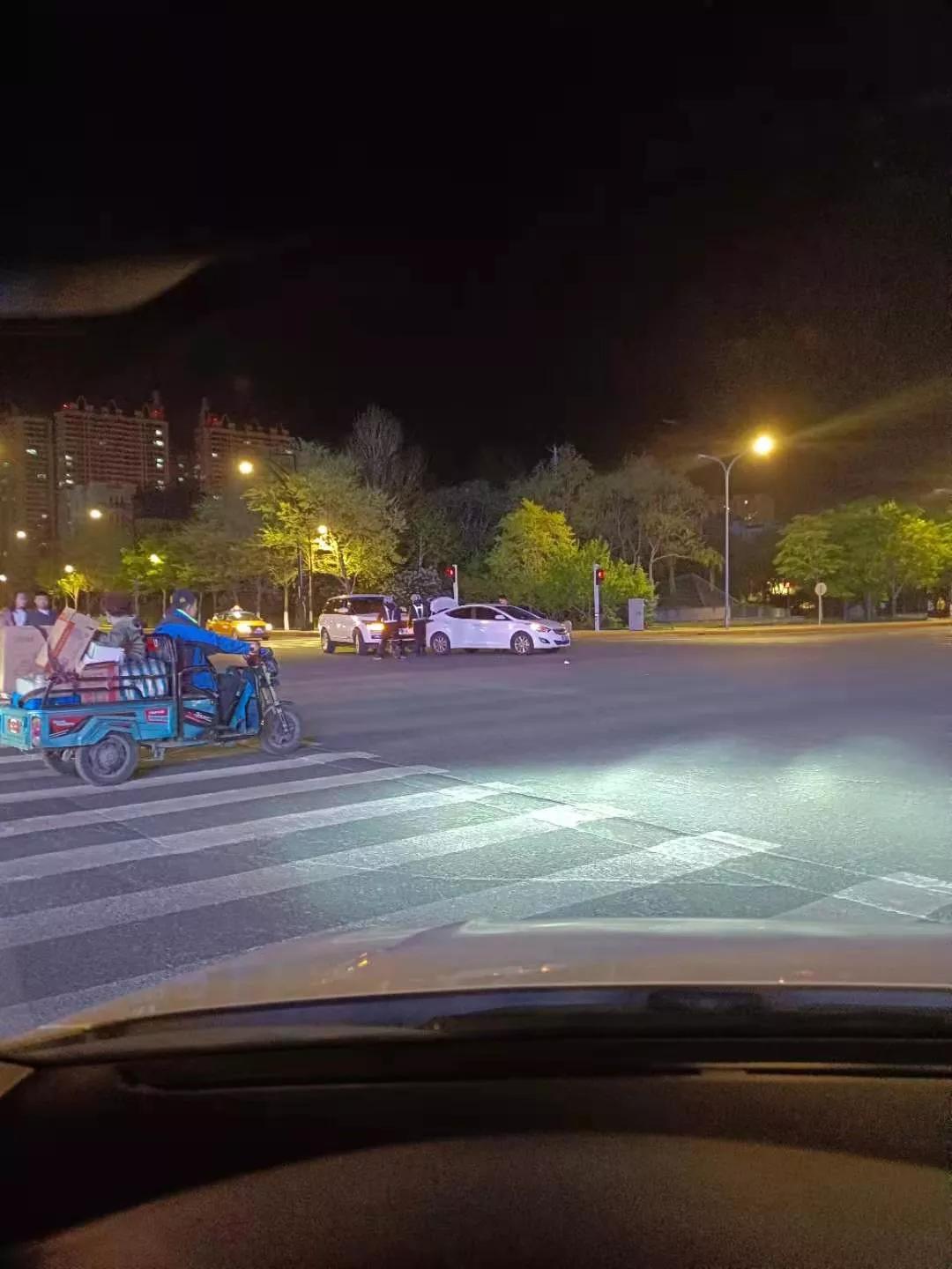 代驾一晚上估计能挣个二三百,这要是剐蹭了,撞车了就白玩了,让速不让