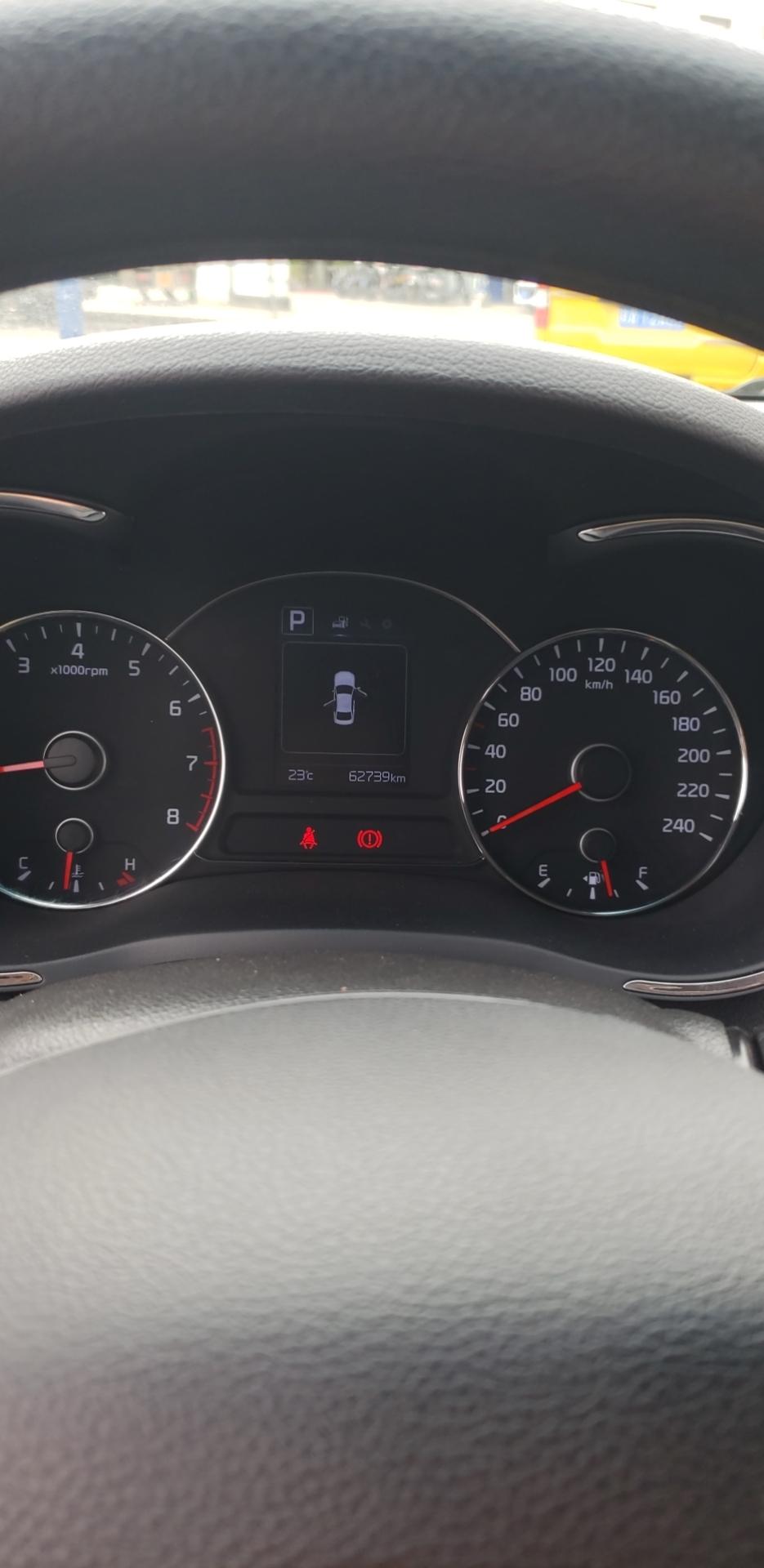 朋友们17年起亚k3无事故无泡水车内饰完好公里数6273开价73w请问价格