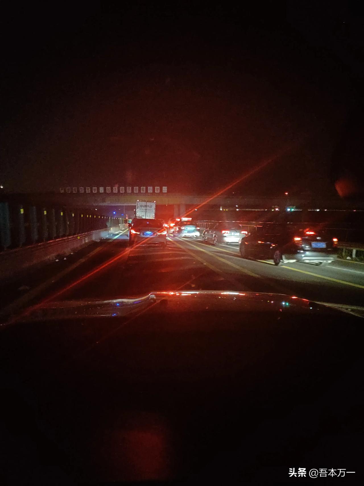 实在不明白节假日高速拥堵车多缓行再怎么缓也不能好几个小时不动啊