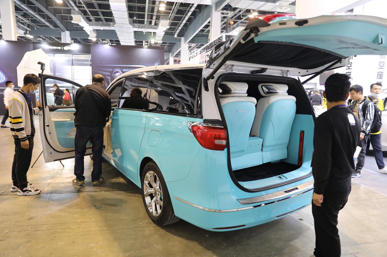 gl8怎样改,才能在千篇一律的蓝白配色中夺人眼球?青白色内饰