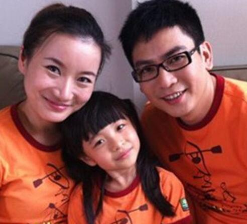 如今的徐若琪事业成功,家庭也幸福,与妻子育有3个女儿,一家甜蜜温馨.