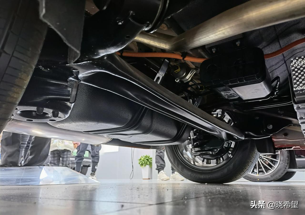 我特意跑了趟比亚迪4s去拍了静态体验车的底盘和电池排布,条友你们