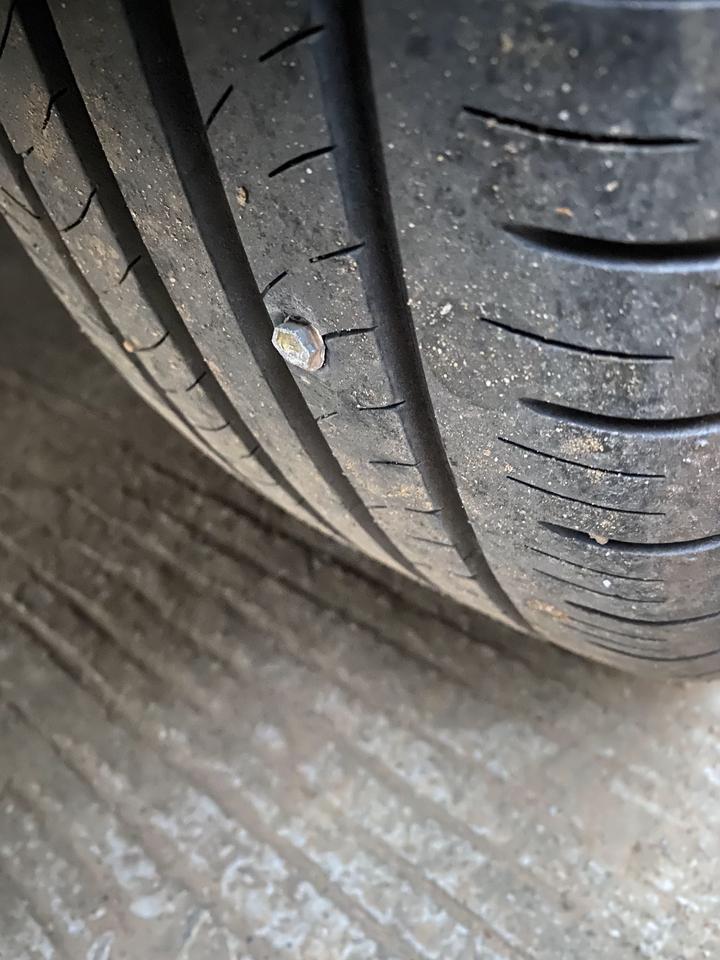 心疼新车轮胎就扎钉子了