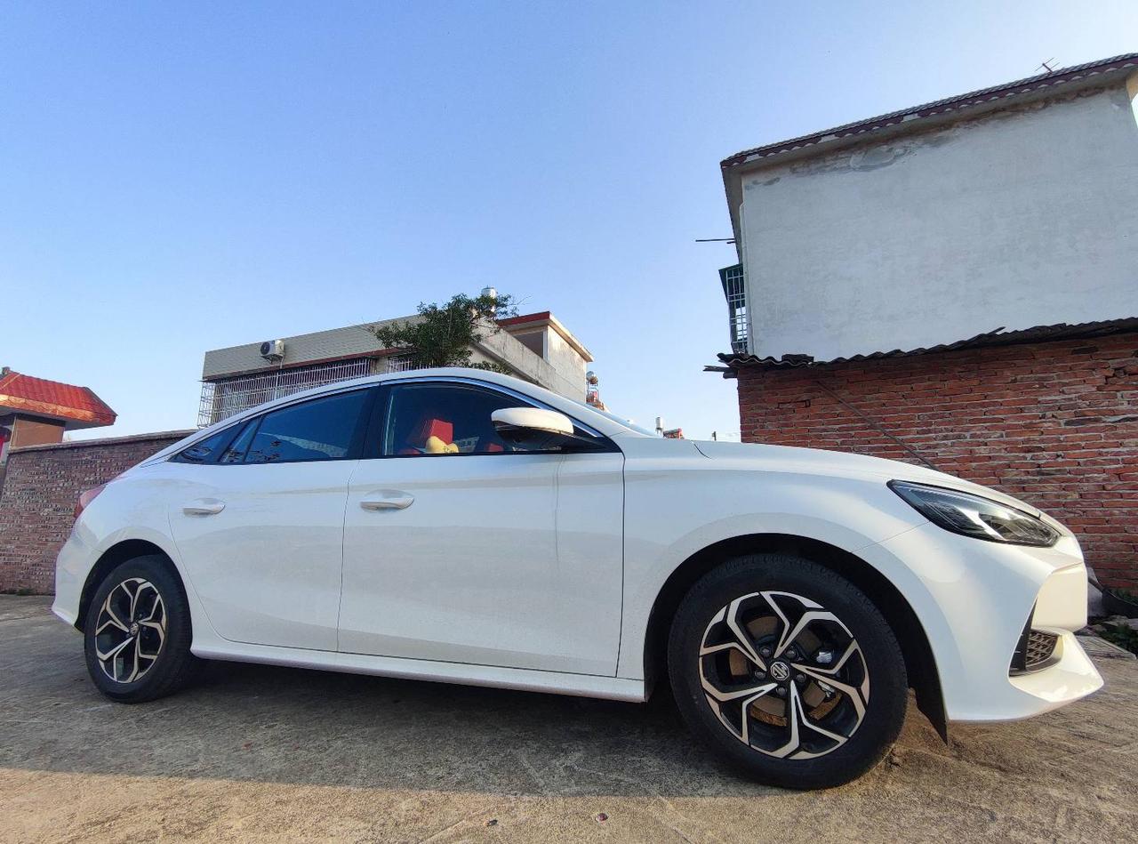 名爵5自动豪华版,提车到现在2个月了,还是觉得白色简单大气