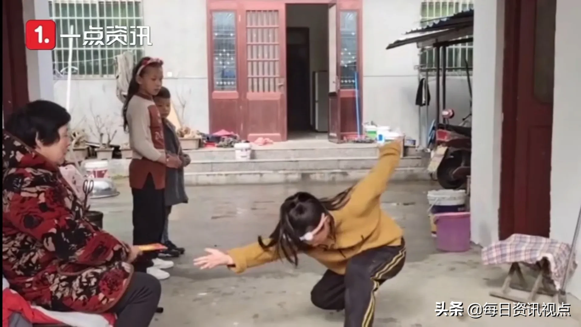 习武|三个孩子习武打拳向姥姥拜年 你遇到过什么有趣的拜年方式吗?