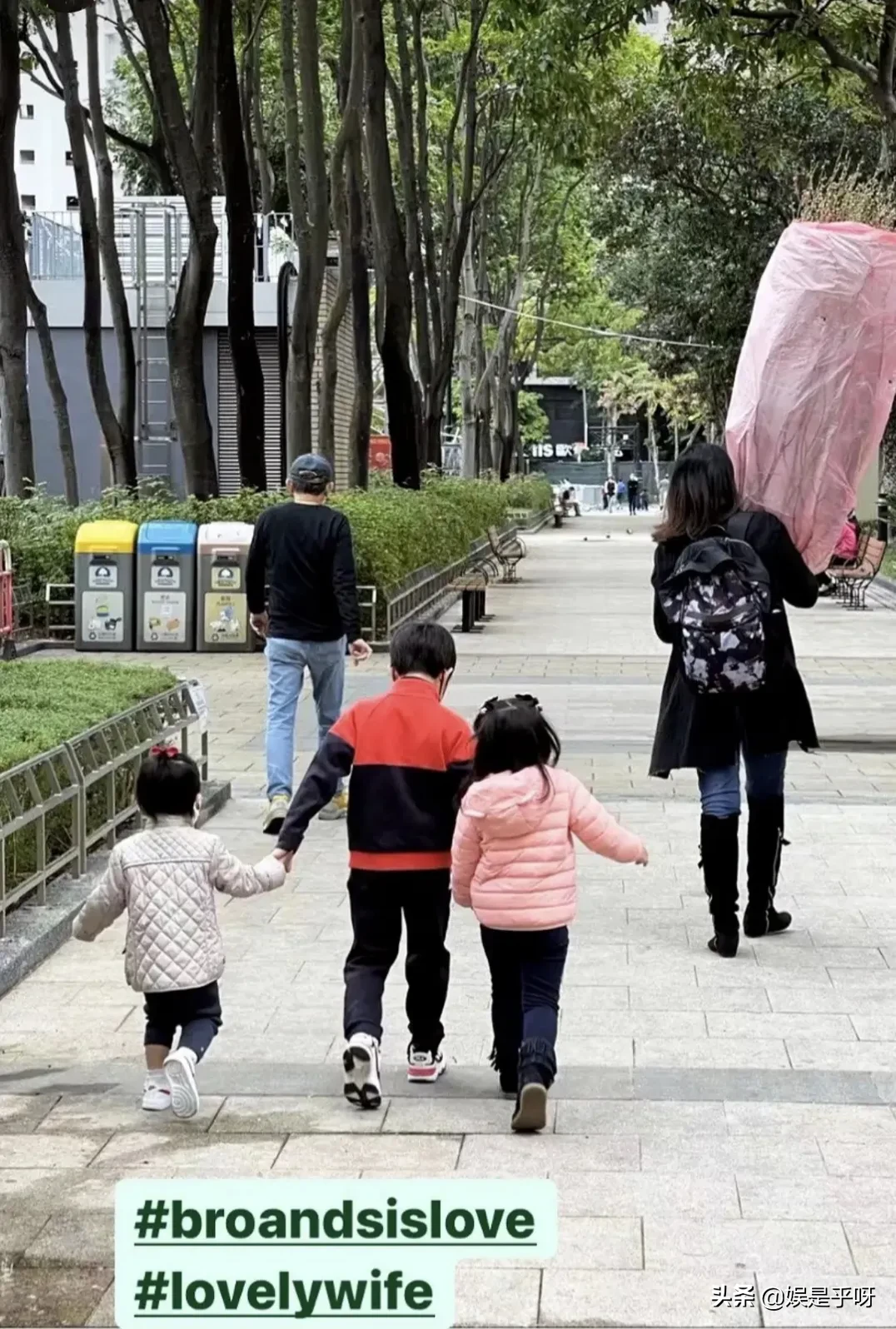 新年|霍启刚郭晶晶新年逛花市，带孩子逛街接地气豪门却过普通生活