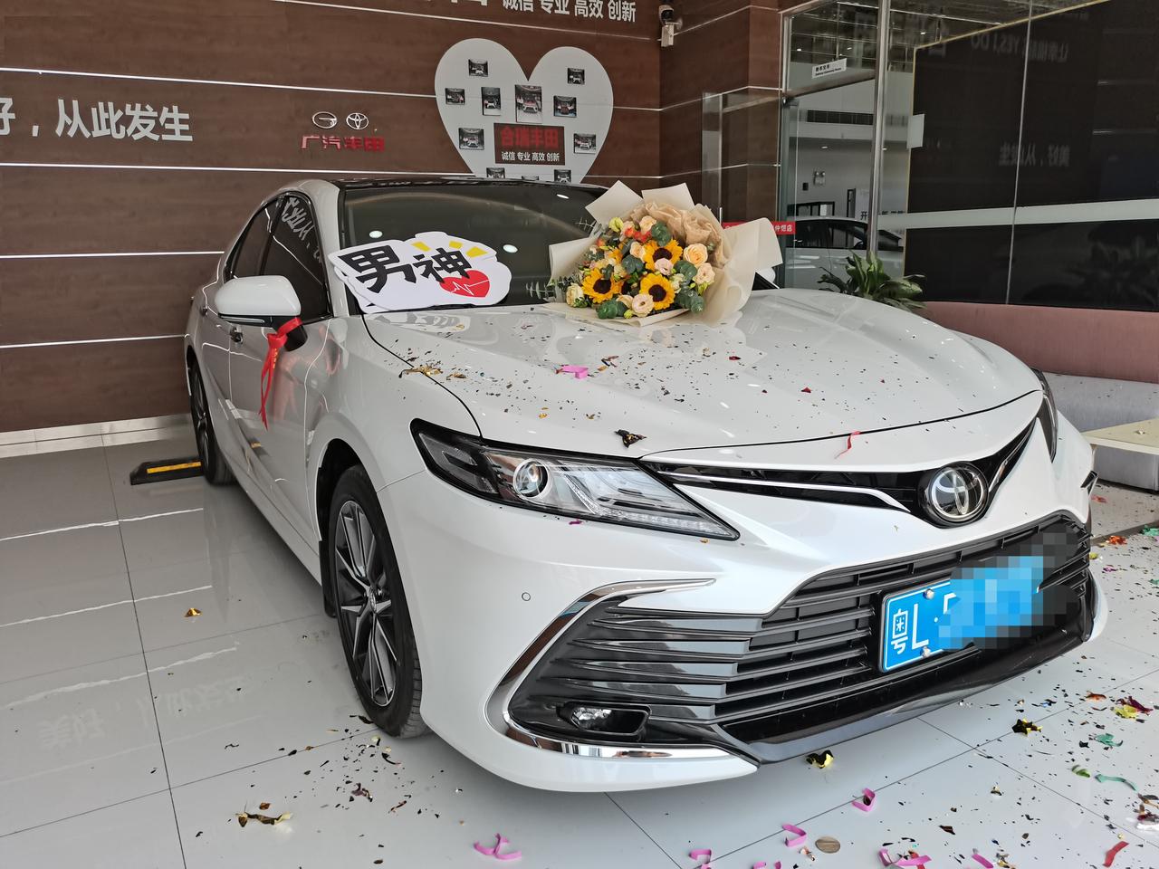 喜提2021款凯美瑞25燃油珍珠白