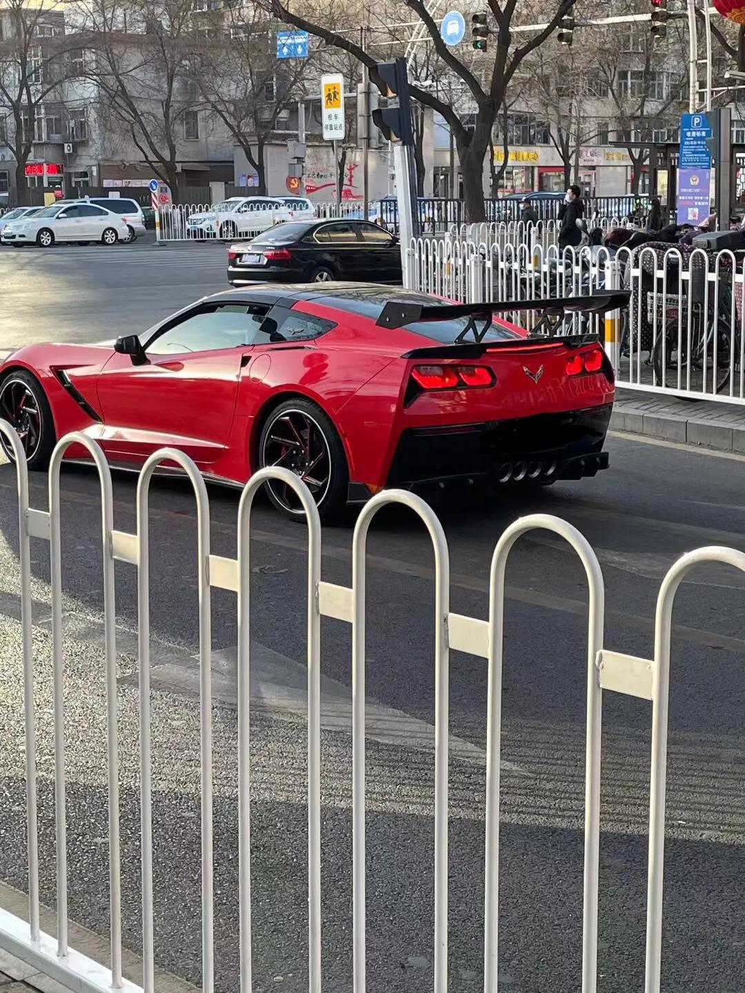 今天在路上见了一款国宝级跑车五菱神车