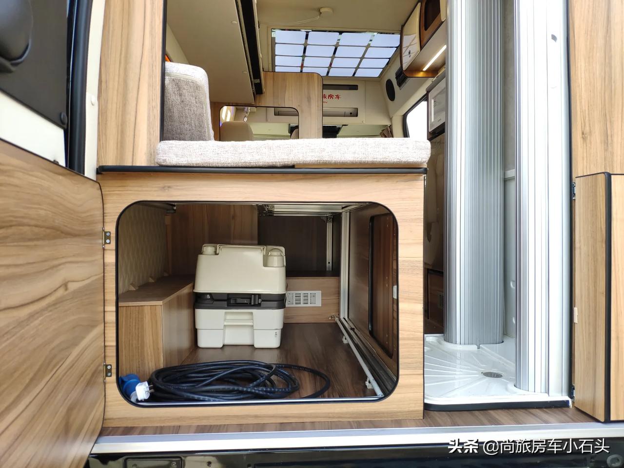 福特纵床版b型房车#房车__懂车帝