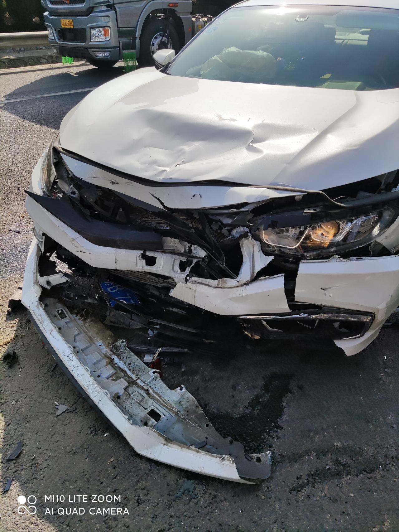 19款思域追尾撞成这样在卖的话还能卖多少钱