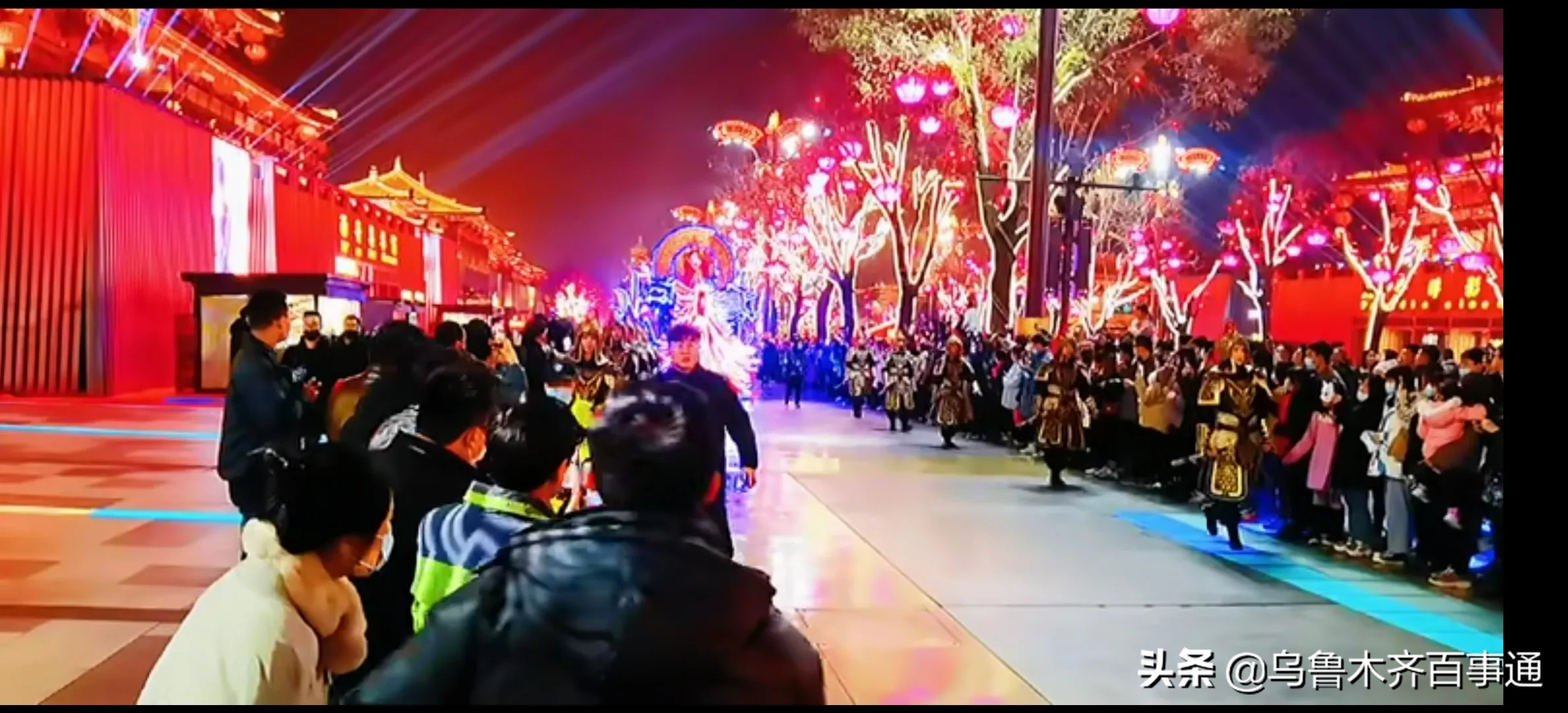 人流|大唐不夜城人流过大演出全部取消 不夜城启动了单向循环