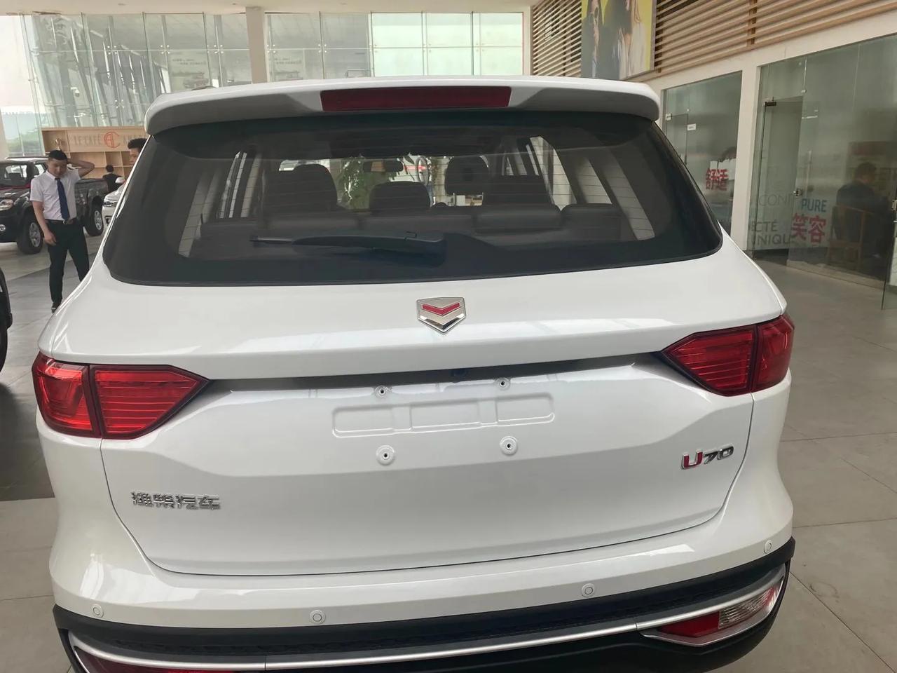 新到中国重汽u70 1.5t豪华大天窗版全景天窗 定速巡航