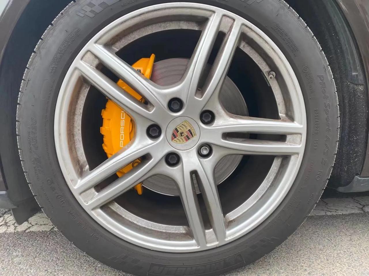 保时捷帕拉梅拉制动卡钳改色保持原厂卡钳原厂片本来应该是黄色卡钳