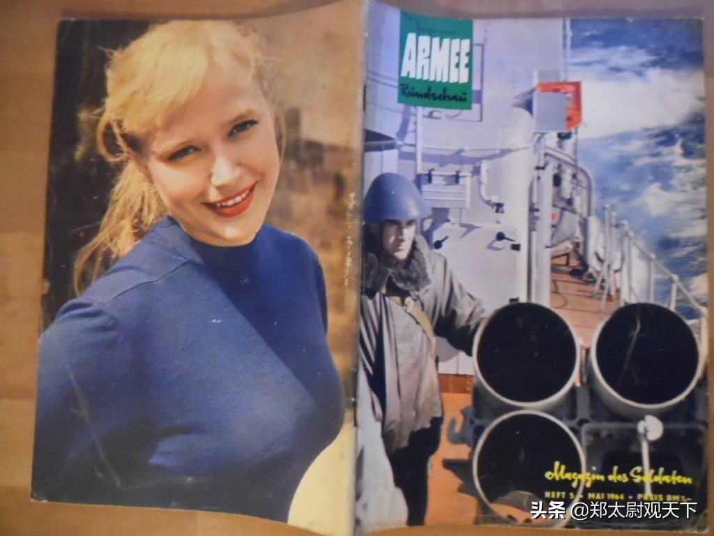 少见的东德军事杂志 每期都有一大堆美女 主编坚持了30年 Armeerundschau 德语 军队全景 是东德人民军半官方的军事杂志 1956年创刊 在1990年两德合并后停刊 Armeerundschau杂志虽然价格不便宜 但是在东德军队官兵和民众中很受欢迎 因为该杂志最大的特点 就是在