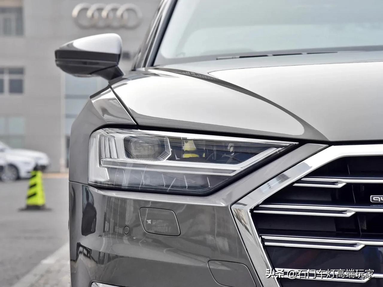 奥迪a8l汽车头灯的分类:精英版/尊享版:全led式头灯豪