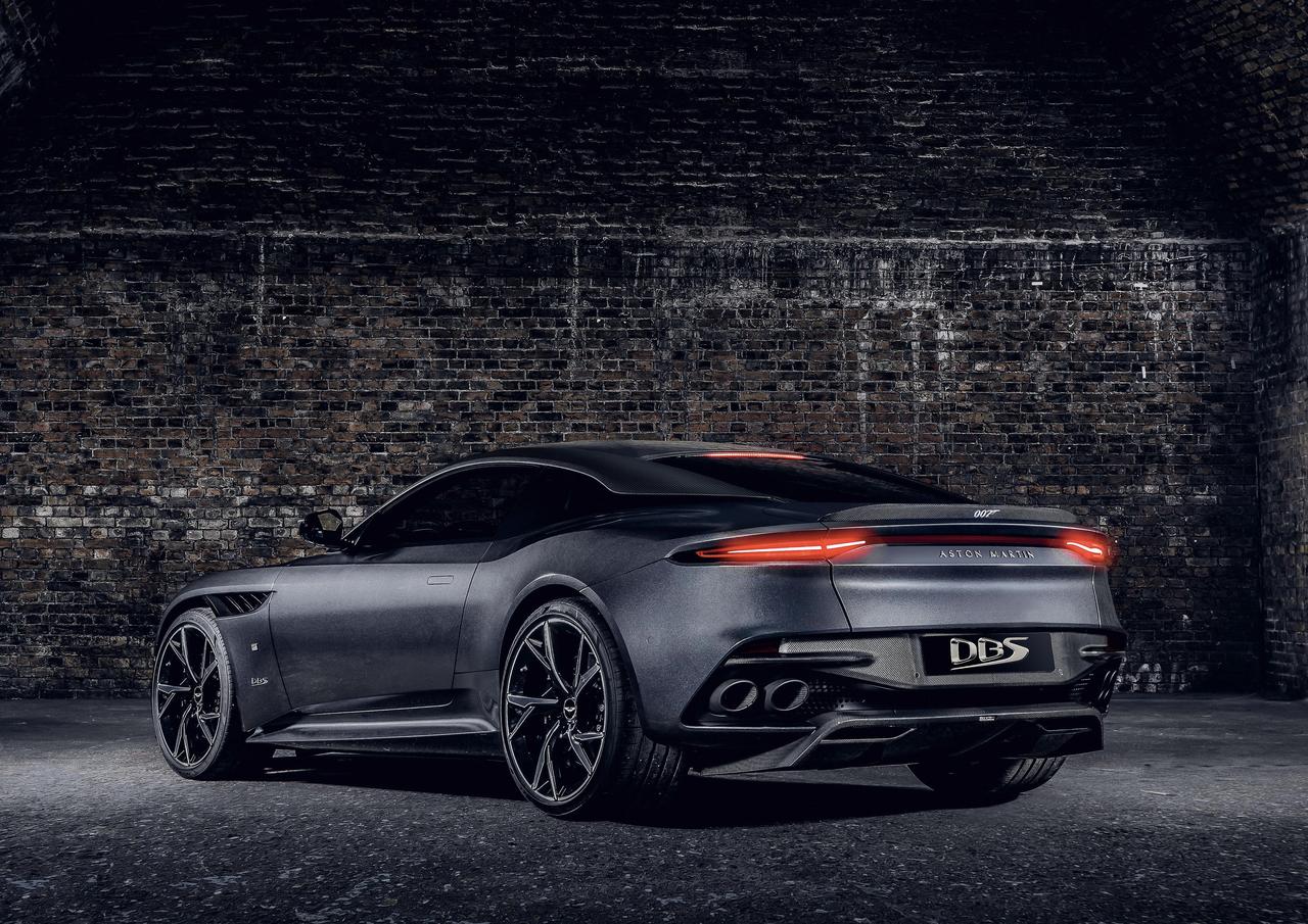 阿斯顿·马丁dbs,5.2t v12双涡轮增压发动机,匹配8