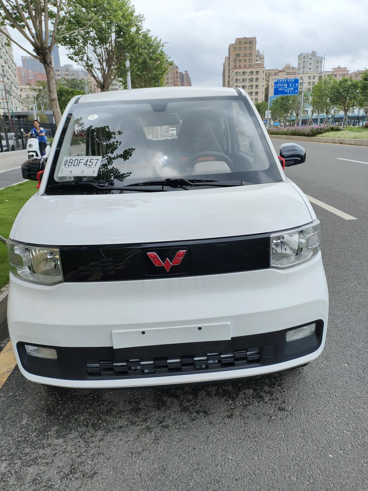 五菱宏光迷你两门四座有油电两种发动机价格美丽