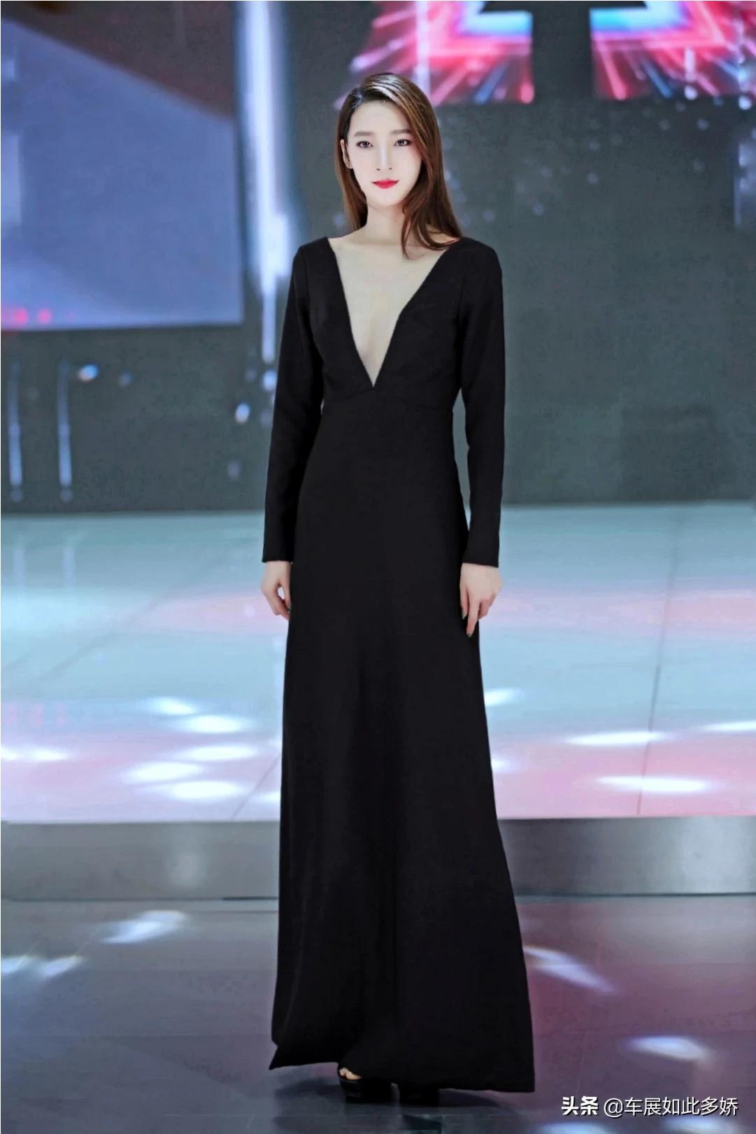 奥迪超模黑色深v长裙走秀,步伐自信优雅,性感身材妩媚动人,分
