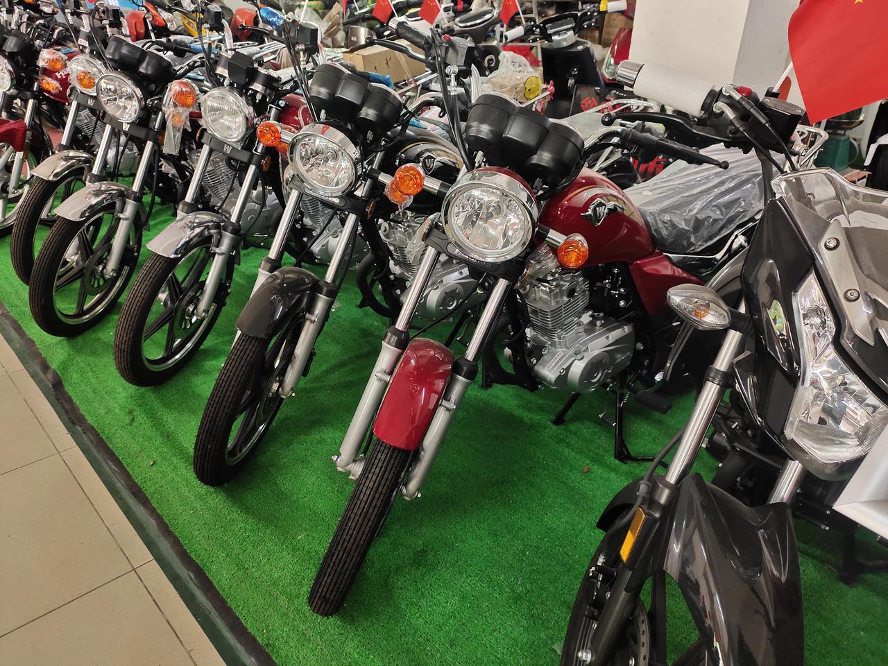 今天到豪爵摩托车专卖店看了一下,都是小排量摩托车居多,问了卖