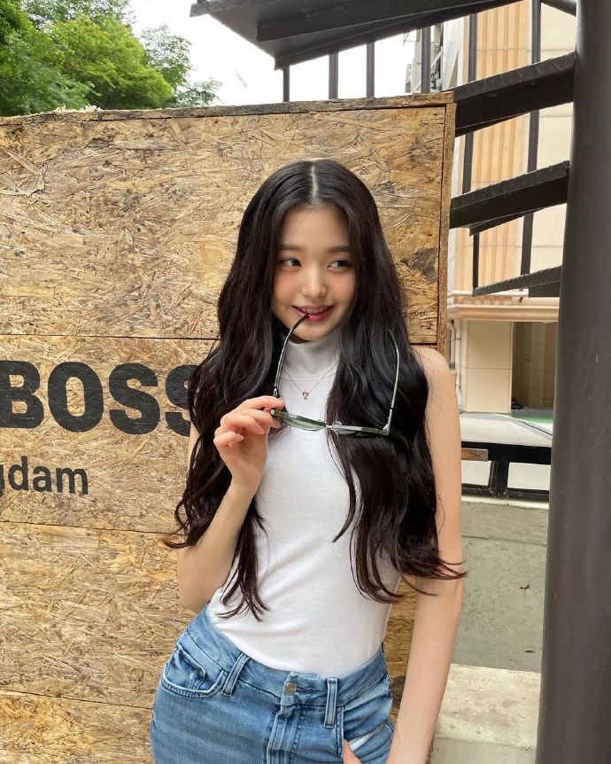 izone张元英晒近况清纯美貌高挑身材吸睛