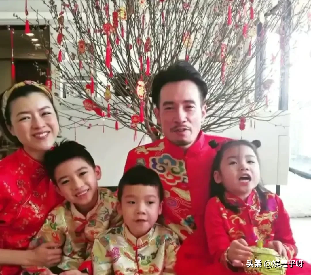 新年|霍启刚郭晶晶新年逛花市，带孩子逛街接地气豪门却过普通生活