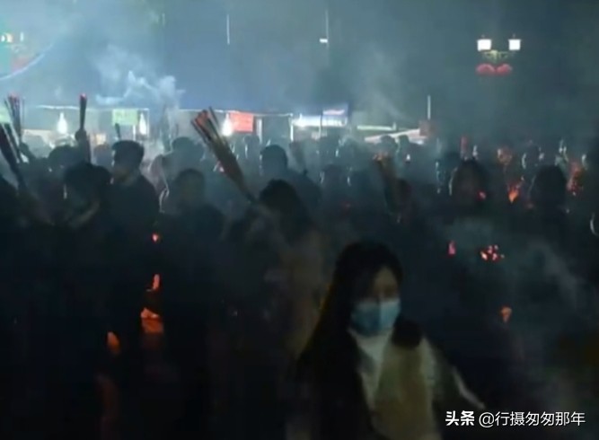 上万|广西青秀山上万人争烧头香 人山人海场面震撼