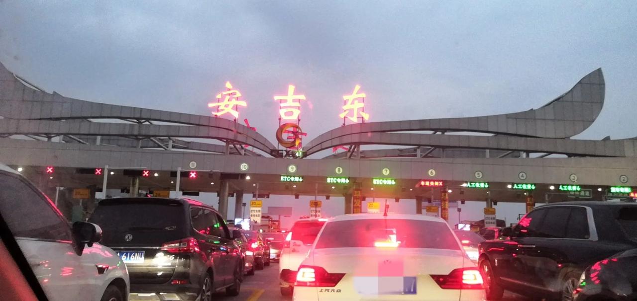 昨晚从老家回南宁,五点钟时在安吉东收费站外两公里的地方就开始排队