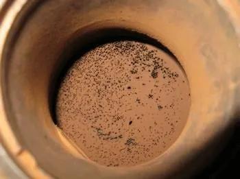 懂车帝来了今天无意中刷到一个网红说车的砖家给网友分享三元催化堵塞