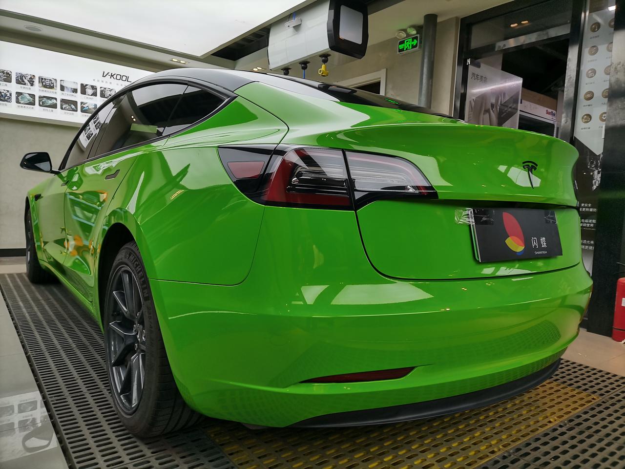 特斯拉model3改色:蝰蛇绿,可还行俗话说:车上全绿,无