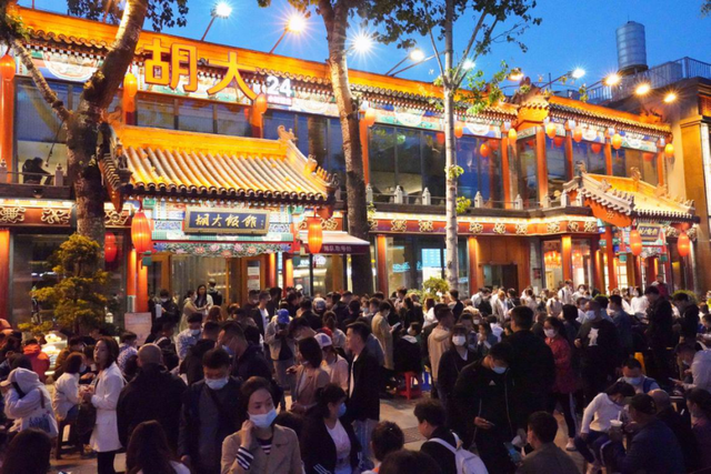 火了20年，扎根簋街卖小龙虾，胡大凭啥？