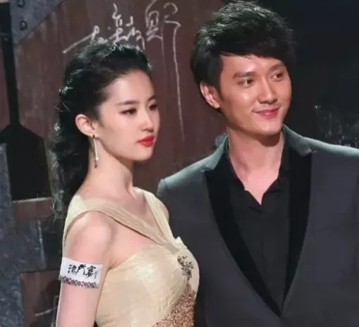 Zhou Dongyu is in the same frame as the fourth student, Wang Junkai and Liu  Haoran have an advantage in appearance, but Chen Feiyu's height wins -  entertainment