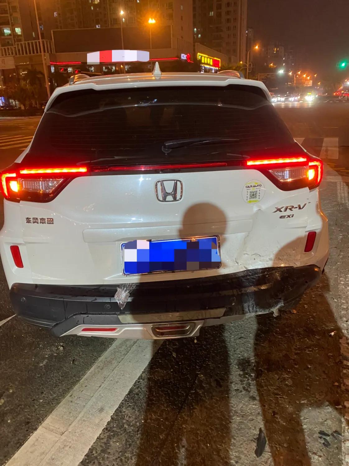 都说日本车皮薄骨脆不耐撞但是这辆东风本田xrv停在那里等红绿灯时被