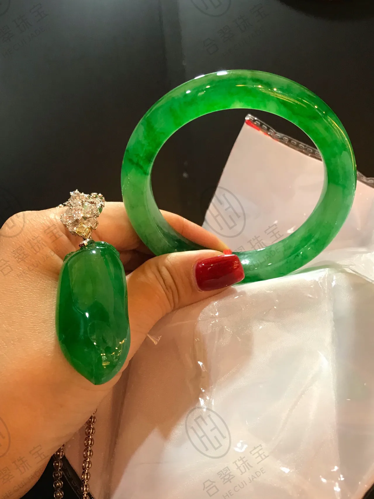 帝王綠飄綠花翡翠手镯1诠釋美的與生俱來帝王綠的翡翠 種色俱佳 難得一見正圈的形制勾勒飄綠花翡翠 美的溫潤又不張揚搭配四同