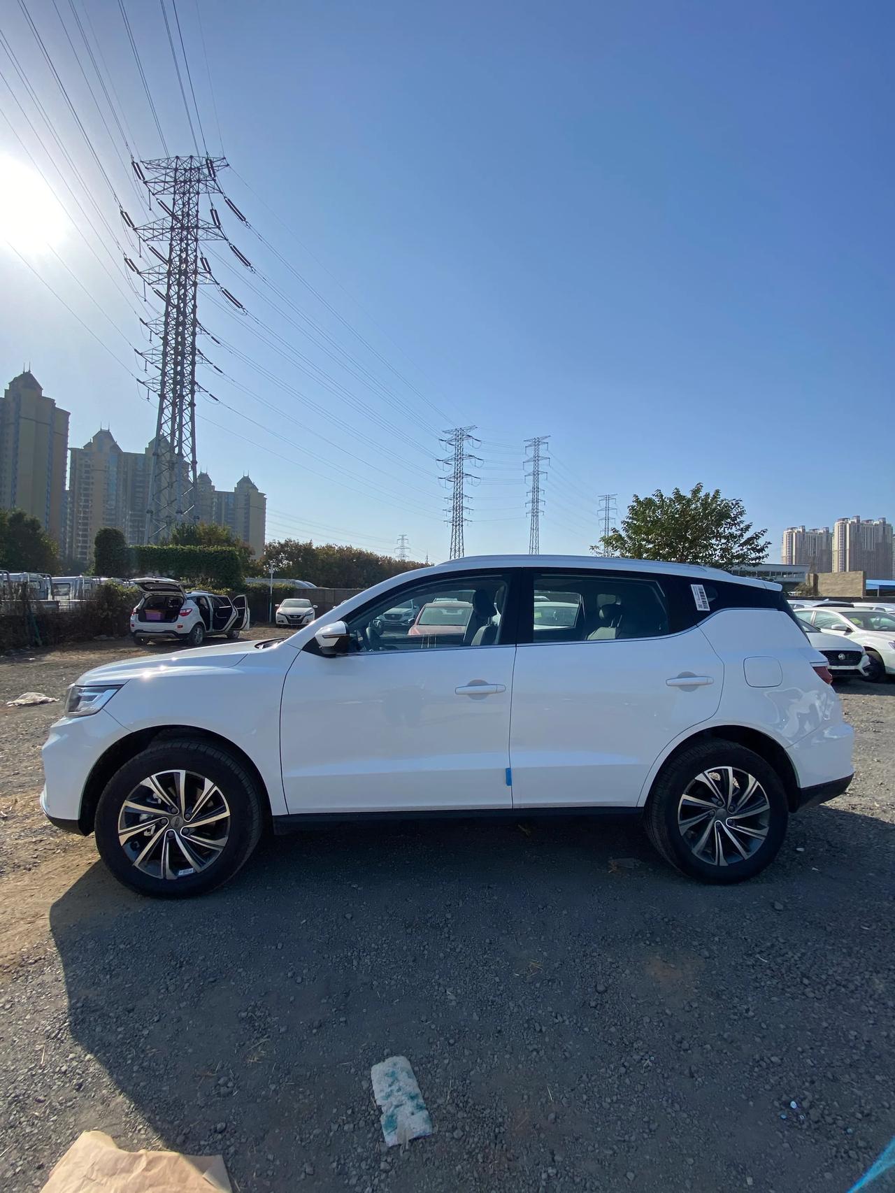 吉利远景x62020款14t尊贵型外观内饰设计都比较大方耐看完全没有廉价