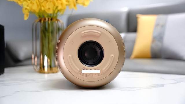 年轻人第一台4K投影仪，Vidda C1与峰米V10，谁能更胜一筹？