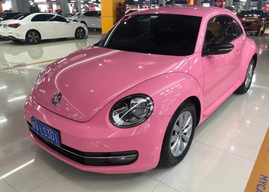 坐标郑州大众甲壳虫13年6月份上牌14tsi时尚型粉红色巨萌外表代步出行