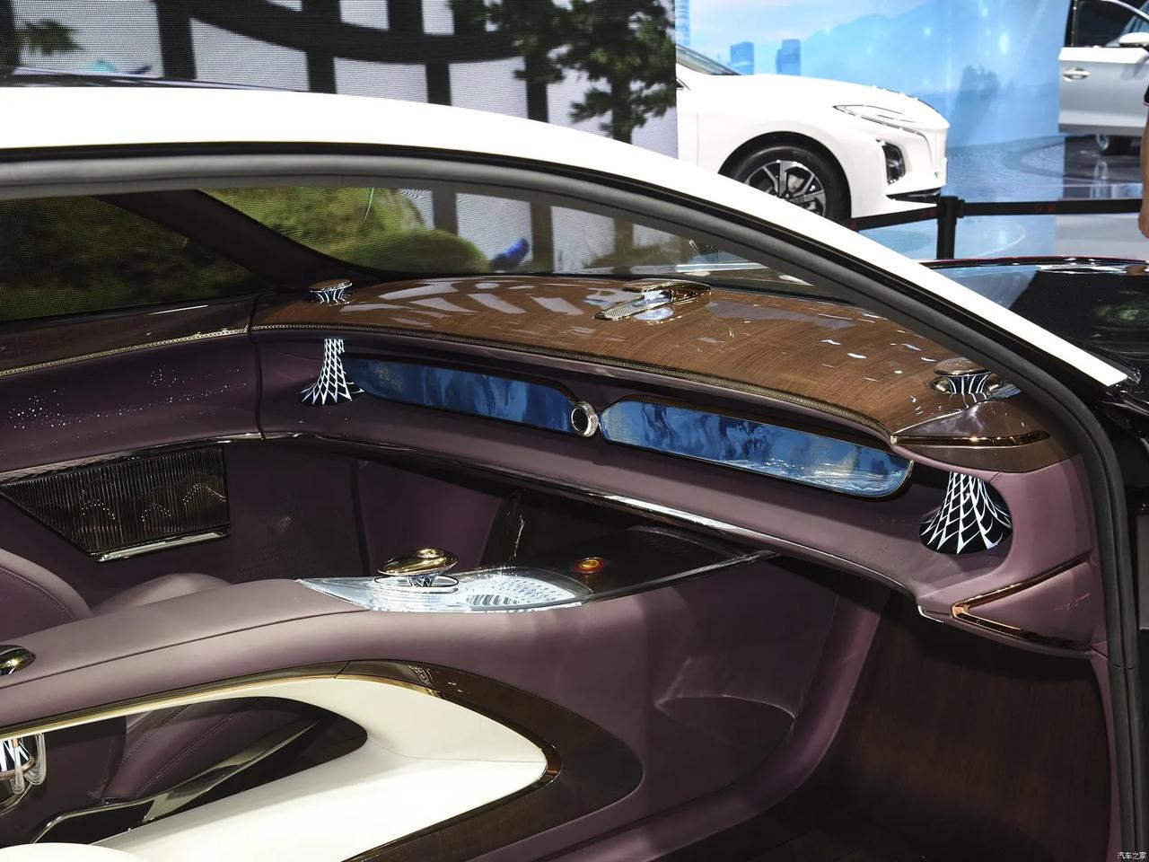 红旗出了一款概念车lconcept没有方向盘三座设计无敌的腿部空间外观