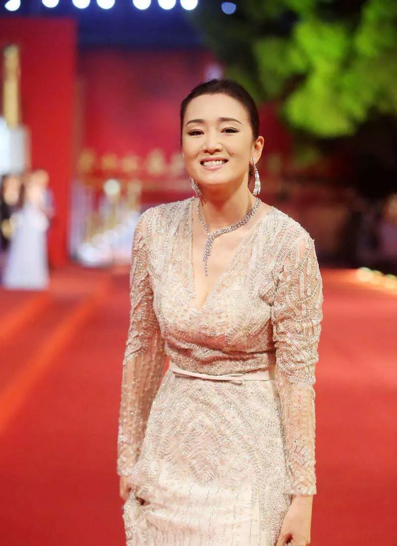 After Gong Li went abroad to become an international movie star, she began  to use nude lipstick, and until now, she has never seen her flaming red  lips again. Gong Li is