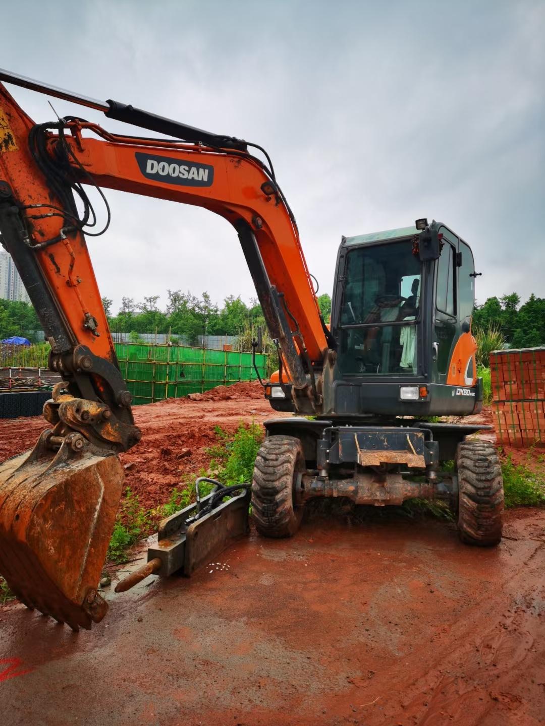 20年4月出厂才打完按揭,2100小时斗山60轮挖已试车,车