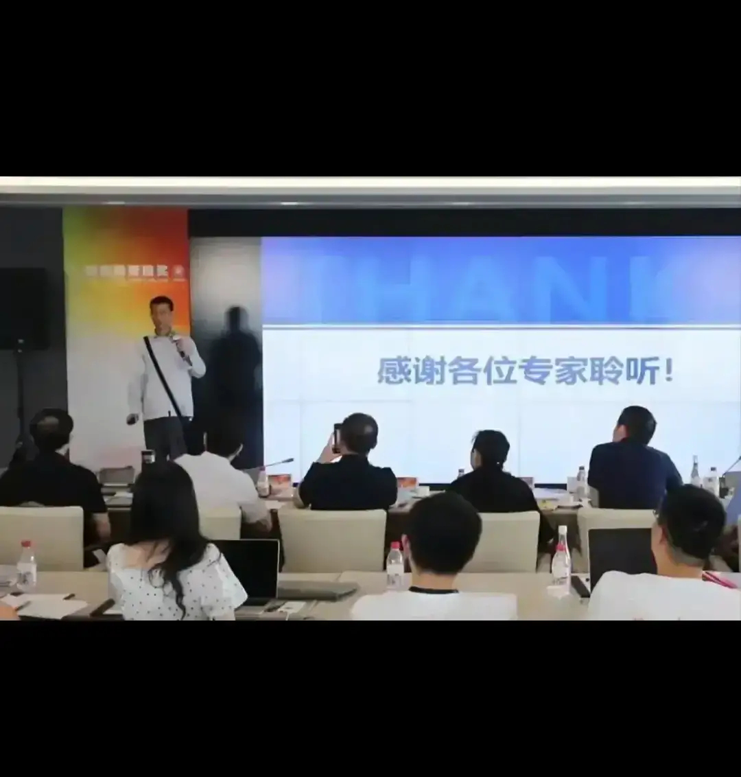 韦神演讲PPT被群嘲，全篇下来只能看懂八个字的人也来秀优越感了？