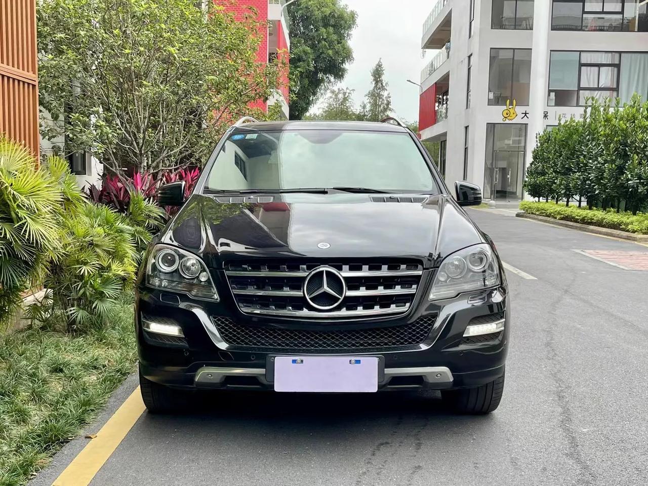 奔驰ml350豪华型特别版电动尾门 熏黑大灯 运动方向盘