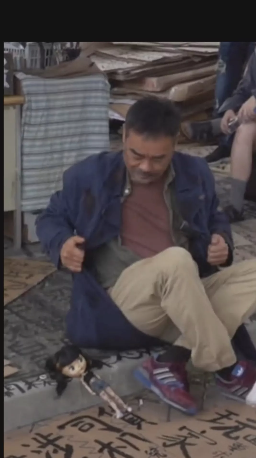 赞 赞 刘青云独自一人提前几小时到达片场 画好妆静静的坐着找状态 这敬业精神让小鲜肉汗颜 香港影坛黄金一代最小的也
