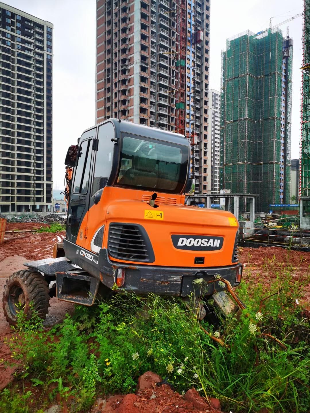 20年4月出厂才打完按揭,2100小时斗山60轮挖已试车,车